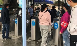 成都石室外語高校-測溫人臉識別翼閘